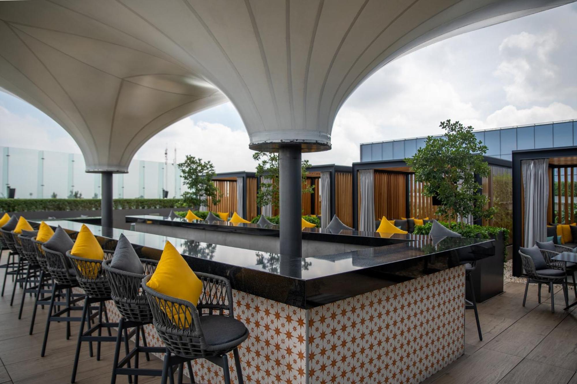 Fiesta Americana Viaducto Aeropuerto 멕시코 시 외부 사진 The bar at the rooftop