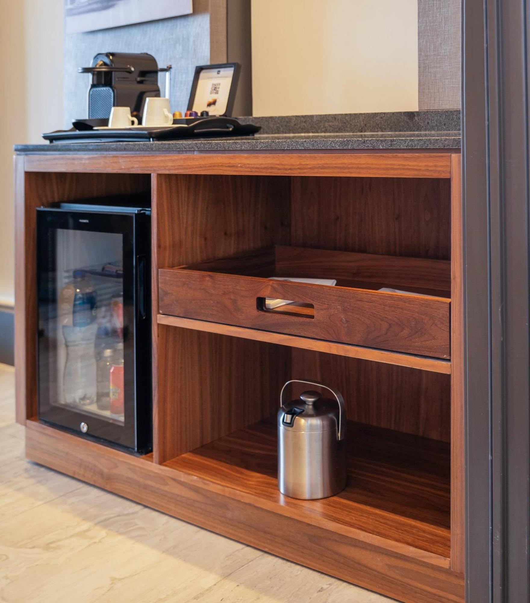 Fiesta Americana Viaducto Aeropuerto 멕시코 시 외부 사진 A mini-bar in a hotel room