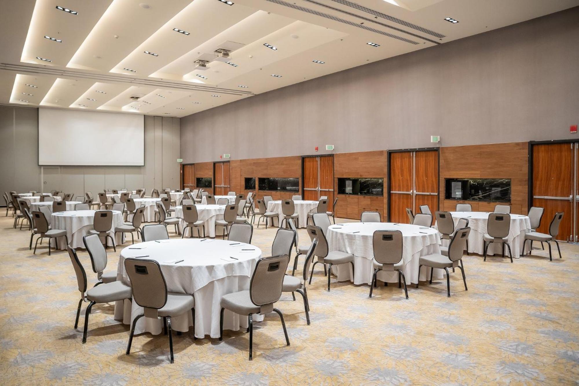 Fiesta Americana Viaducto Aeropuerto 멕시코 시 외부 사진 The ballroom at the National Museum of the United States Army